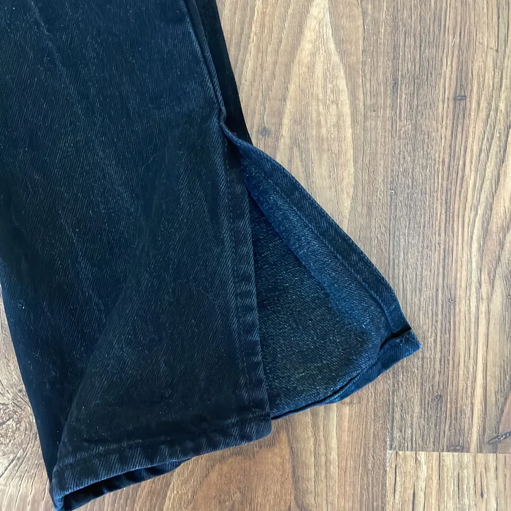 Högmidjade svarta jeans med slits! Dessa jeansen har använts alldeles för lite eftersom de varit för stora. De är verkligen fina och hoppas att de ska komma till användning hos någon annan!😍. Jeans & Byxor.