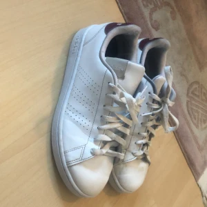 Stl 41 Adidas skor - Vita skor i storlek 41. Användes senast i somras då jag växt ur dem. Säkert glömt något, kontakta för mer info!!