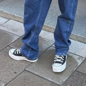 Converse  - Snygga converse i jättebra skick! med ” plat form” sula, alltså tjockare än de med tunn sula. Kan tänka mig gå ner i pris vid snabb affär!