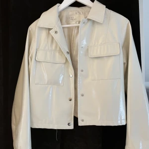 beige jacka - Säljer nu denna jacka i lack. Den är super fin och perfekt till sommaren men har tyvärr inte kommit till användning ❤️