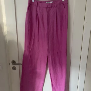 Rosa linnebyxor  - Rosa linne byxor från NAKD , aldrig använda. Köparen betalar frakten 69kr 