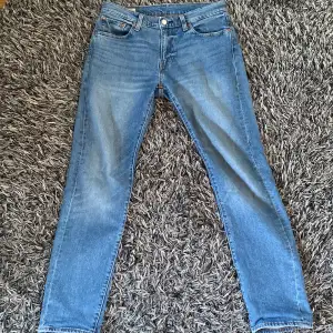 Jag säljer mina Levis jeans då jag ej kan ha dem längre. Dem är i relativt bra skick och de är i fin ljusblå färg. Storleken på jeansen är 30/32 och de är normala i storleken. Pris kan diskuteras.