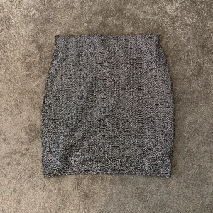Glittrig tajt kjol - Aldrig använt. Festlig kroppsföljande kjol som inte tappar glitter.