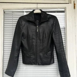 Svart läderjacka (skinnjacka) - Svart vintageläderjacka (äkta läder) i superfint skick. Strl: S. 