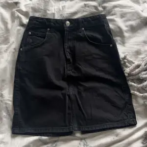 Säljer denna svarta jeans kjol ifrån Gina tricot i storlek 34, den är i bra skick🫶🏼 klicka gärna på köp nu om du vill köpa