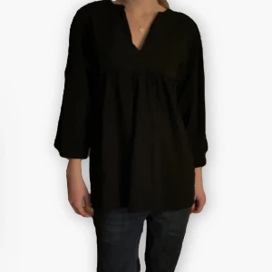 Svart blus - Svart blus som även kan användas som kort klänning! läs min policy (finns på likade inlägg) innan du skriver, du kommer antagligen få svar på din fråga där 💓