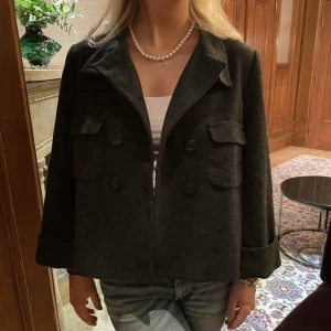 Kort kappa - ❤️ Onsdag 19/04 släpps denna jacka på vår hemsida som finns länkad i vår instagram profil; utvaltuf. Följ oss gärna på ig för att hålla dig uppdaterad! ❤️