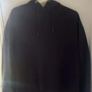 Säljer denna svarta hoodie från lager 157 i storlek M, den är i bra skick🫶🏼 klicka gärna på köp nu om du vill köpa 