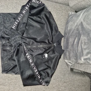 Svart nike kofta - En snygg nike kofta i storlek S. Nike air kofta som är väldigt bra skick. Jag säljer denna kofta på grund av att jag inte använder den lika mycket längre. Jag köpte den för 500 men jag säljer för 310 kr. pris kan diskuteras. Hör av dig vid frågor :)