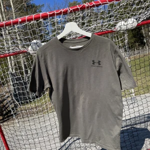 T-shirt Under Armour - Oanvänd t-shirt Mörkgrön Storlek M