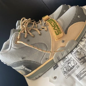  Nike Trainer x Travis Scott - Airforce x Ambush  Storlek 42 Pris : 1300kr Condition: Oanvänd 
