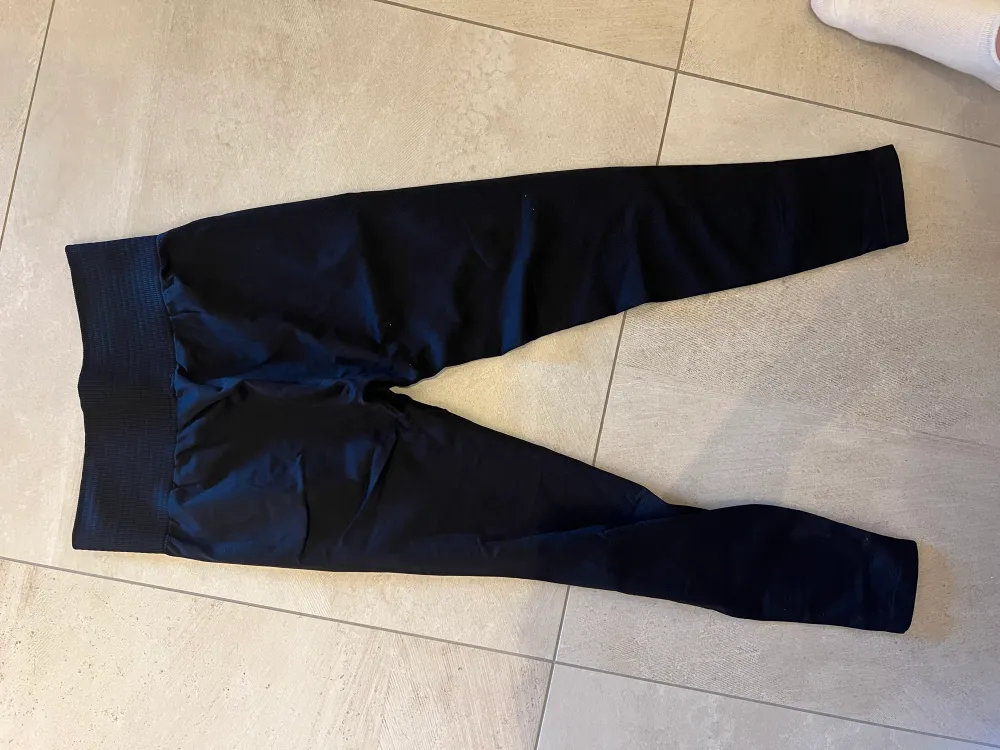 Svarta tights från ICIW. Endast använda två gånger på grund av fel storlek. Storlek S. Jeans & Byxor.