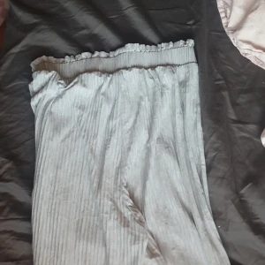 Byxor - Sköna. Fladdriga. Grå 