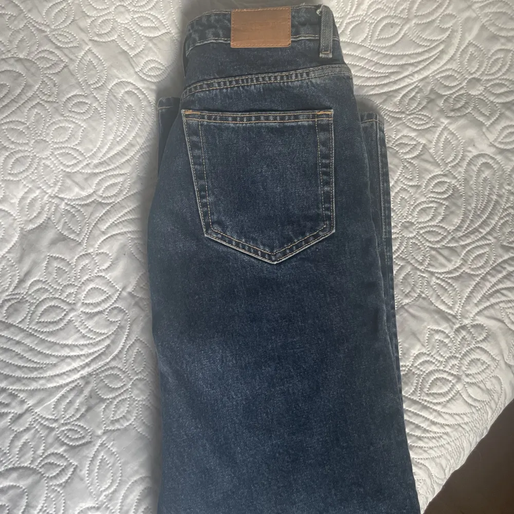 Jeans från weekday i mörkblå tvätt. Raka ”mom jeans”. Använda 1-2 ggr. Strl 26/30.. Jeans & Byxor.