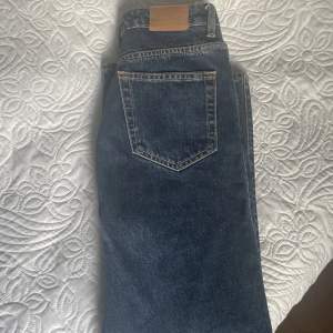 Jeans från weekday i mörkblå tvätt. Raka ”mom jeans”. Använda 1-2 ggr. Strl 26/30.