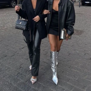 Läderbyxor - Skitsnygga lågmidjade läderbyxor! Säljer då de tyvärr inte kommer till användning. 