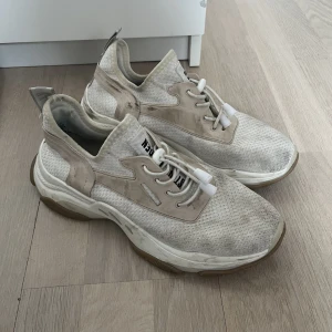 Steve Madden strl 38,5 - Bästa sneakersen som dock behöver en tvätt. Storlek 38,5, upplevs som små. 