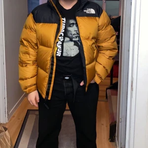 The North face jacka  - Säljer den pågrund av den har jag växt ut, den har använts fåtal gånger, frakt får du stå för dig själv 