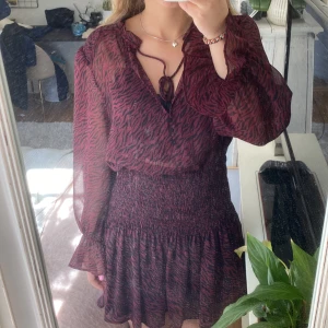 Zara klänning  - Säljer den här så snygga klänningen från zara🤩 Storlek S och i väldigt bra skick💕 frakt tillkommer 