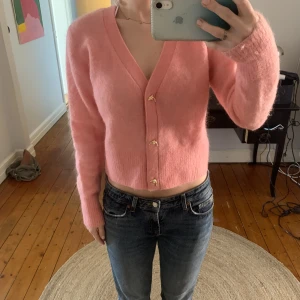 Rosa kofta med guldiga knappar - Stories kofta, aldrig använd