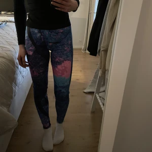 Träningstights - Ett par träningstights från reebok i storlek 164 (barnstorlek). Inte använd många gånger så är i väldigt bra skick💞