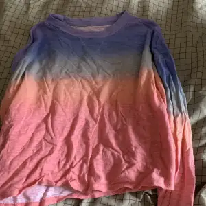 En tröja från hollister i storlek Xs som jag inte har använt 💕 tryck på köp nu ifall intresserad 