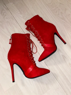 Röda klackar - Knappt använda röda klackar