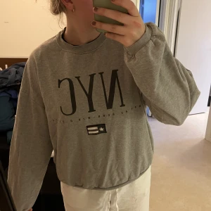 Sweatshirt - Grå NYC sweatshirt, tunnare material. 