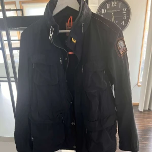 Använder ej, (parajumpers jacka) - Äkta, jackan är inte använd mycket och är i bra skick. Jackan är storlek L men funkar även som M.