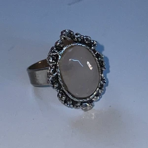Silverring - Fin justerbar silver ring. Inte äkta silver tyvärr. Skriv gärna vid frågor eller fler bilder❤️