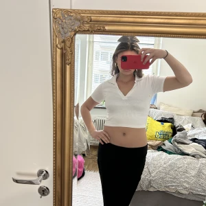 Zara topp - Vit piké topp från Zara, perfekt till sommaren, säljer då den inte kommer till användning💞