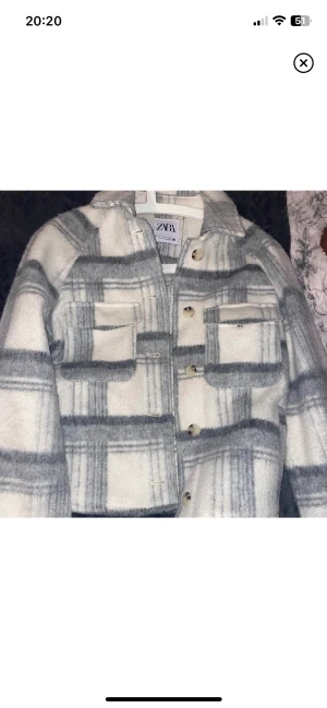 Rutig kappa 🧥  - Använt få tal gånger köpt i zara, köpt för 500kr