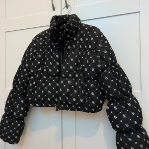 Jacka - Skön pufferjacka från H&M som är helt slutsåld på hemsidan och i nyskick, dvs oanvänd. Passar stl xs-m. Pris går att diskutera. (Nypris 399kr)