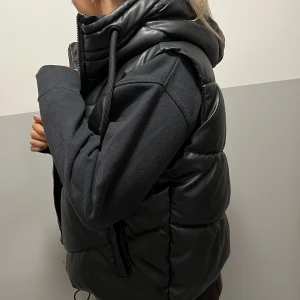 Zara väst - Jättefin väst från zara använd några gånger. Jättefint skick!❤️