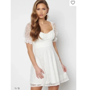 Studentklänning  - Jättefin studentklänning från Bubbleroom som är slutsåld. Storlek 34 med prislappen kvar. Köpt för 699kr säljer för 399kr eller högsta bud. Köp direkt för 499kr. Säljer då jag hittat en annan. Hör av dig vid frågor!🤗