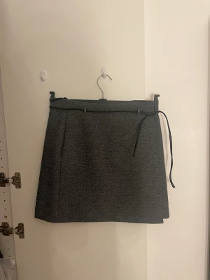 Kort kjol - En kort kjol med snöre/bälte. 