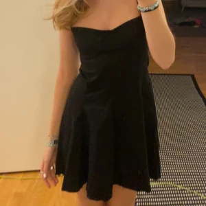 Svart kort klänning  - Jätte söt svart kort klänning som tyvärr aldrig komit till användning! Den är aldrig använd utom när jag testat den, och lappen sitter kvar. Banden går att ändra storlek på. Köpt sommaren 2022 för 1750kr.  Köparen står för frakten💞Pris kan diskuteras 