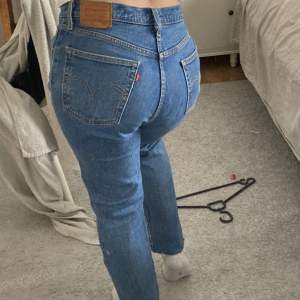 Köpte dessa jeans här på plick men använder dem inte så säljer vidare dem. Det står ingen W L men skulle chansa att det är runt W31 L30.