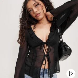 Svart blus  - Säljer en helt oanvänd fin blus med lappen kvar🥰