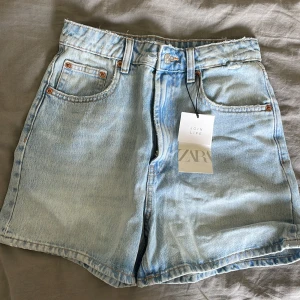 Shorts - Jätte fina shorts från zara. Inte använda/ helt nya   Köp varan via köp nu! 
