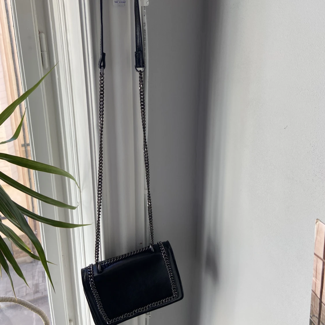 Svart axelväska med kjedjedetaljer - 90