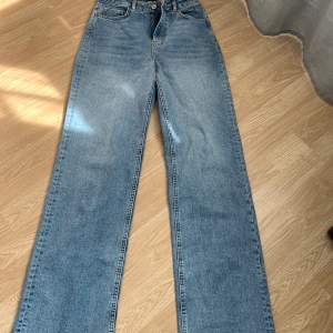 Säljer dessa jeans från pieces då dom inte kom till användning. Dom är high Waist och wide leg, dom är helt oanvända och är väldigt långa i bena skulle passa folk runt 180 och mer. Nypris var runt 600kr så säljer nu för 200kr dom är i storlek w28 L36