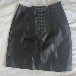 Pu-kjol  - En kjol i pu. Fint skick! 