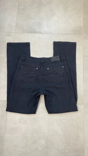 Canard jeans  - Ett par snygga canard jeans med fina detaljer på fram och bakfickor! De är i bra skick och de funkar bra som baggy jeans på mig som vanligtvis har 34/36💓  (De har lossnat ett antal stenar från bakfickorna!)