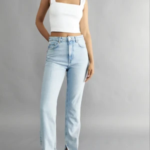Jeans - Säljer mina jeans från gina med slits, använd fåtal gånger🤍
