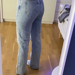 Jeans - Säljer mina jeans från bikbok då dom tyvärr blivit för små. Skriv för fler bilder eller frågor!❤️