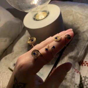 Handmade oldstyle smycken - Fina handgjorda guldfärgade ringar och armband med blå pärla som lyser lite extra fint i ljuset🌟140kr för allt eller 50kr styck!