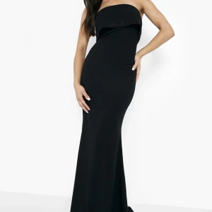 Långklänning - Helt ny klänning med prislapp kvar, säljes då jag bara inte orkar skicka tillbaka den 