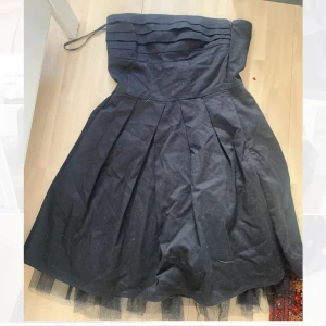 Bandeau klänning  - Världens snyggaste klänning som jag köpte på sellpy, men som min C bröst var för stora för😞 är bandeau men lite mesh under och slutar ovanför knäskålarna 