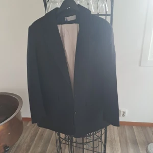 Svart over size kavaj oanvänd, endast tvättad. - Size 40